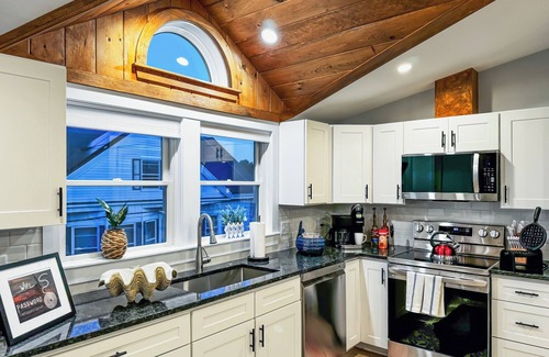 Gloucester Apartment | New Design - Walk to DNTN, Beauport, Beach, Train