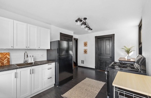 St. Louis Apartment | NEW! Designer 2 bedroom apt w/king bed, 65" TV, fenced yard & WiFi - pets <3
