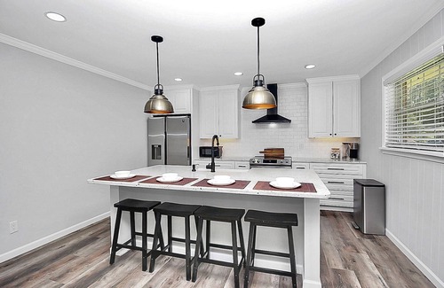 Matthews House | NEW! Designer Remodel w King Bed, Fast WiFi