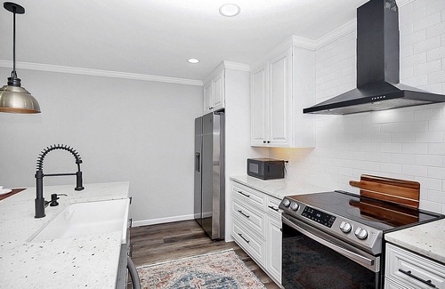 Matthews House | NEW! Designer Remodel w King Bed, Fast WiFi