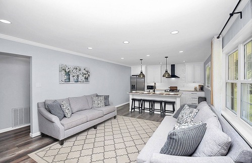 Matthews House | NEW! Designer Remodel w King Bed, Fast WiFi