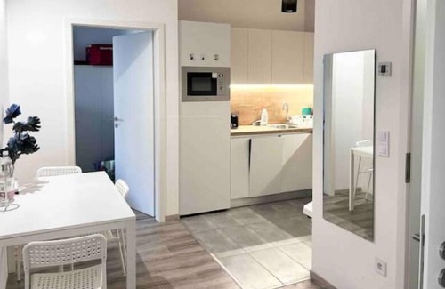 Ujlipotvaros Apartment | New downtown A/C 3BR 2BA FREE parking big balcony near Metro&Train Station Apt