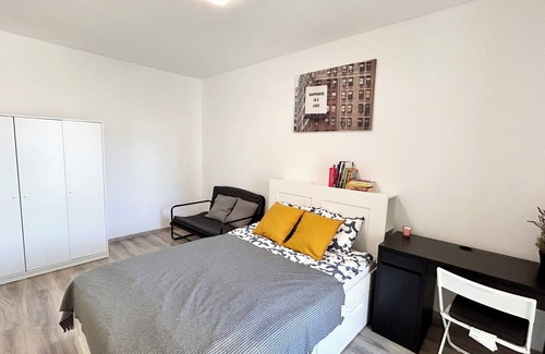 Ujlipotvaros Apartment | New downtown A/C 3BR 2BA FREE parking big balcony near Metro&Train Station Apt
