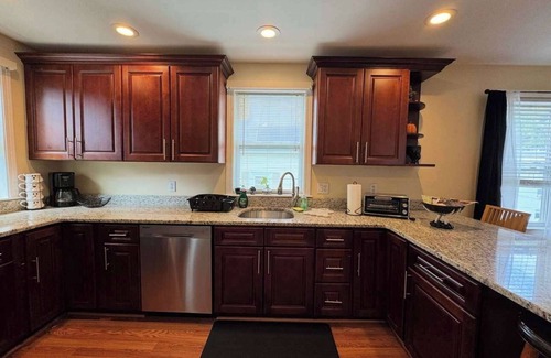 Salem Apartment | NEW Downtown Central Salem Retreat 2bd W/ parking