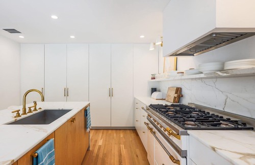 Austin House | *NEW* DOWNTOWN HOUSE | HEATED POOL | HOT TUB | Ping Pong | 10 Beds