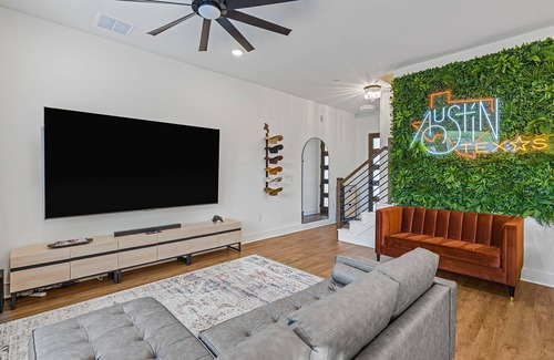 East MLK House | New East Austin Modern, minutes to DT, Domain, & Airport