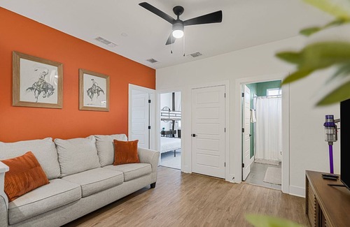 East MLK House | New East Austin Modern, minutes to DT, Domain, & Airport