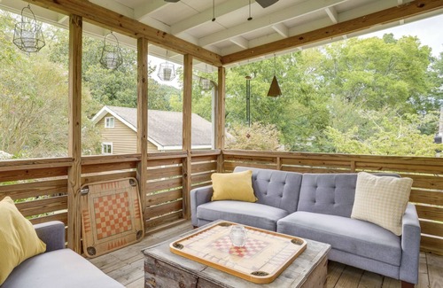 St. Elmo Improvement League House | *NEW* Eclectic Retreat & private hot tub!