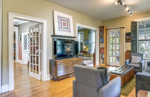 St. Elmo Improvement League House | *NEW* Eclectic Retreat & private hot tub!