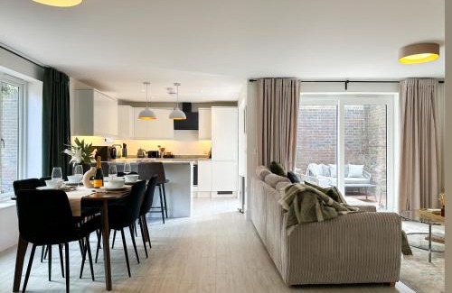 Canterbury House | NEW Edwin Bing Mews -Luxury City Centre Home - FREE Parking