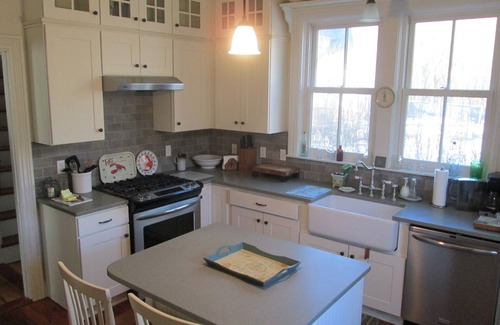 Jamestown Cottage | New England Cottage by the Bay, Wrap-Around Porch, Access to a Shell Beach