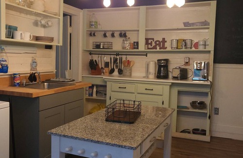 West Haven House | New England's Charm. 3 bedroom 1.5 bath West Haven CT