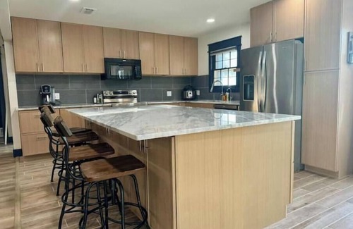 Raintree House | New English charmer-4bdr/8bed