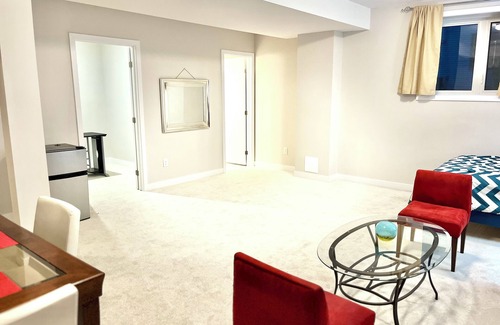Ottawa Division House | New Entire Upper level basement suite. Bright and spacious. Pet friendly.