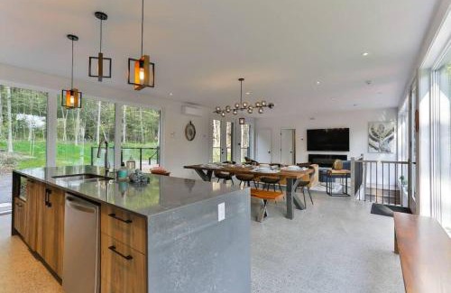 La Conception Ski Chalet | New Family Cottage Tremblant-4 Bdrs W Hot Tub