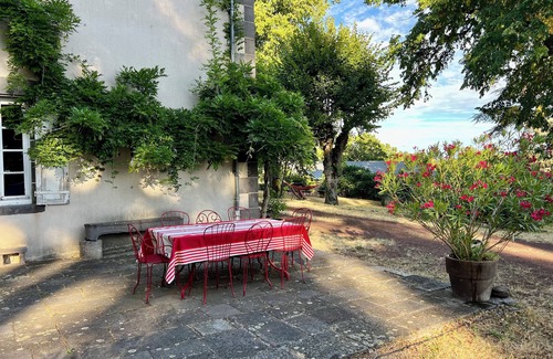 Romagnat House | New! Family home surrounded by nature, close to lakes and volcanoes.