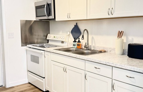 St. Petersburg - Clearwater House | New! Fenced Yard, 10m to downtown! Joes Creek Park 2BR