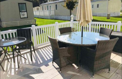 New Forest District Resort | NEW FOREST Hoburne Bashley Holiday Park, Spacious Caravan Sycamore 201 Sleeps 6