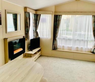 New Forest District Resort | NEW FOREST Hoburne Bashley Holiday Park, Spacious Caravan Sycamore 201 Sleeps 6