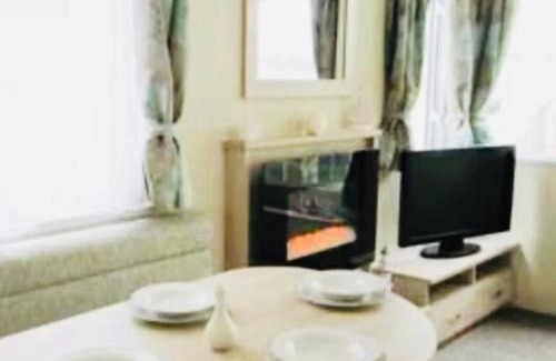 New Forest District Resort | NEW FOREST Hoburne Bashley Holiday Park, Spacious Caravan Sycamore 201 Sleeps 6
