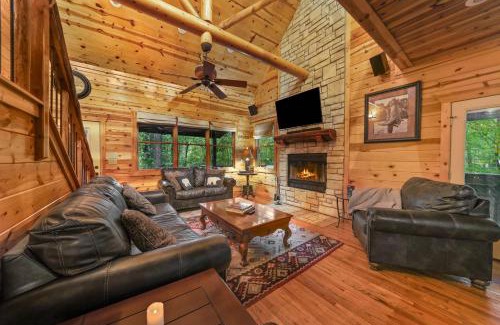 Broken Bow House | NEW Forest Sanctuary with Hot Tub Firepit & Creek
