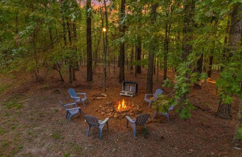 Broken Bow House | NEW Forest Sanctuary with Hot Tub Firepit & Creek