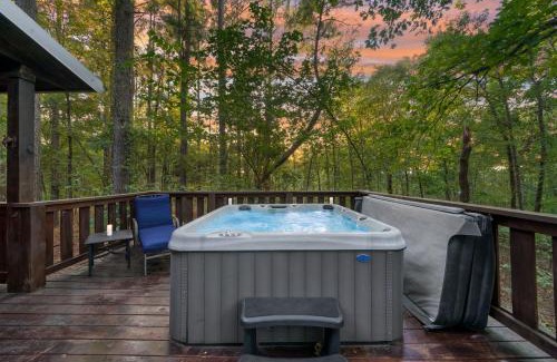 Broken Bow House | NEW Forest Sanctuary with Hot Tub Firepit & Creek