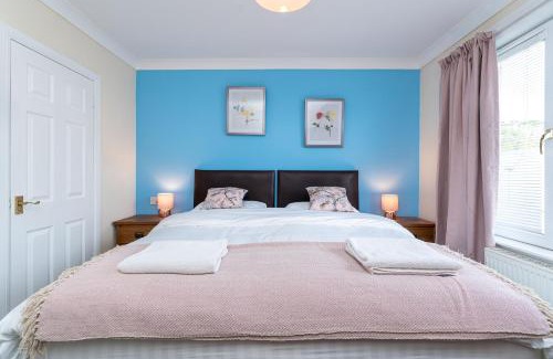 Tillicoultry House | NEW Four Bedroom House - all rooms ensuite