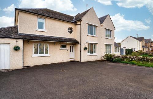Tillicoultry House | NEW Four Bedroom House - all rooms ensuite