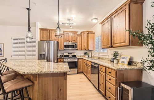 Bear Hollow Village Condo | New! Gold Medal Getaway-Pool, Hot Tub, and Gym! Short Drive to Canyons Resort!
