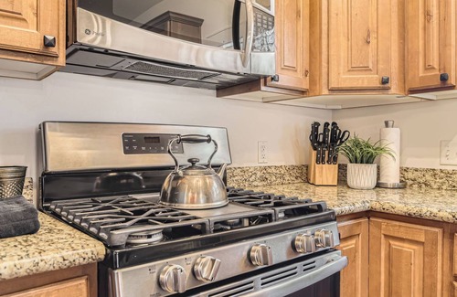 Bear Hollow Village Condo | New! Gold Medal Getaway-Pool, Hot Tub, and Gym! Short Drive to Canyons Resort!