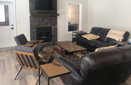Wasagaming Cabin | New gorgeous 3 bedroom cabin! Walk to Clear Lake!