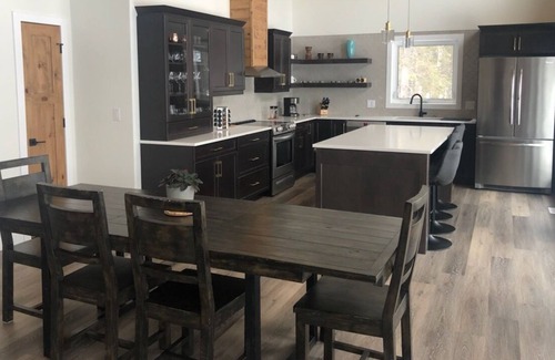 Wasagaming Cabin | New gorgeous 3 bedroom cabin! Walk to Clear Lake!