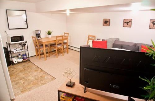 Moose Jaw Apartment | NEW Gorgeous Space in Moose Jaw Coffee Parking 4k Smart TV