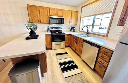 Fargo House | NEW - Great Location - Family Friendly - Garage - Spacious