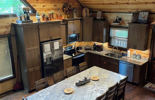 Gatlinburg - Pigeon Forge Cabin | New Grizzly Hideaway Luxury Cabin-Cedar Falls-4 Bdrms-4.5Baths-Sleeps 12