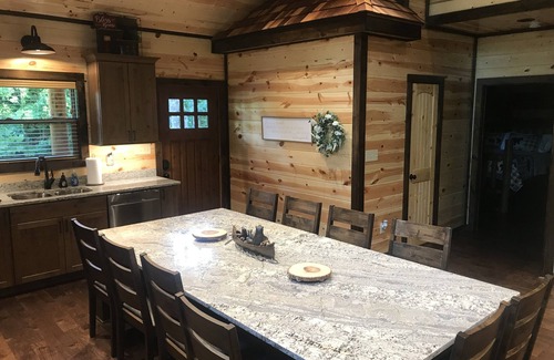 Gatlinburg - Pigeon Forge Cabin | New Grizzly Hideaway Luxury Cabin-Cedar Falls-4 Bdrms-4.5Baths-Sleeps 12