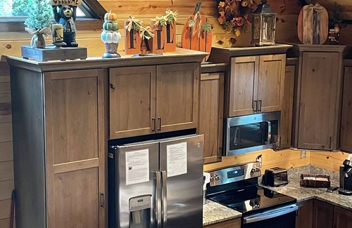 Gatlinburg - Pigeon Forge Cabin | New Grizzly Hideaway Luxury Cabin-Cedar Falls-4 Bdrms-4.5Baths-Sleeps 12