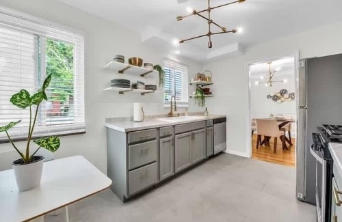 Anchorville House | NEW! Grosse Pointe/Detroit 3BR | Sleeps 8 | Yard