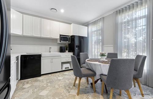 Banksia Beach House | New Haven - Eiffel Tower Suite