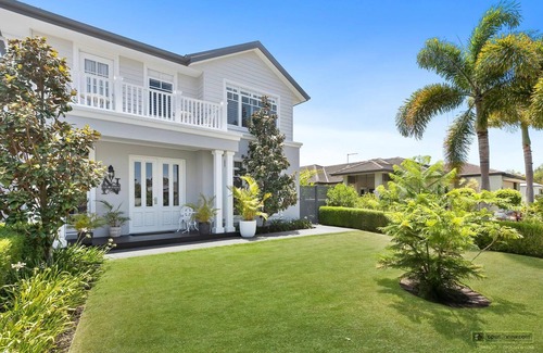 Banksia Beach House | New Haven - Eiffel Tower Suite