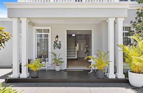 Banksia Beach House | New Haven - Eiffel Tower Suite