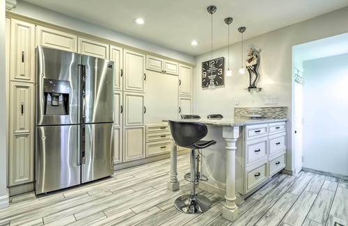 East Shore Cottage | New Haven Gem w/Private Pool, Walk to Beach!