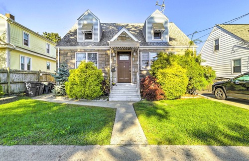 East Shore Cottage | New Haven Gem w/Private Pool, Walk to Beach!