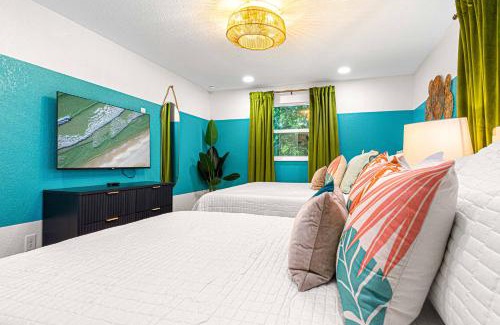 Town N County Park House | NEW-Heated Pool-Pickleball-Hot Tub-Movie Theater-Game Room-Playset-Basketball-10 Beds