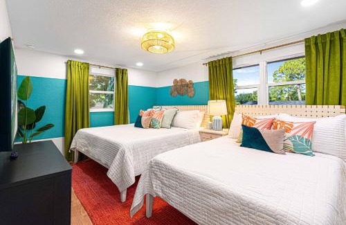 Town N County Park House | NEW-Heated Pool-Pickleball-Hot Tub-Movie Theater-Game Room-Playset-Basketball-10 Beds