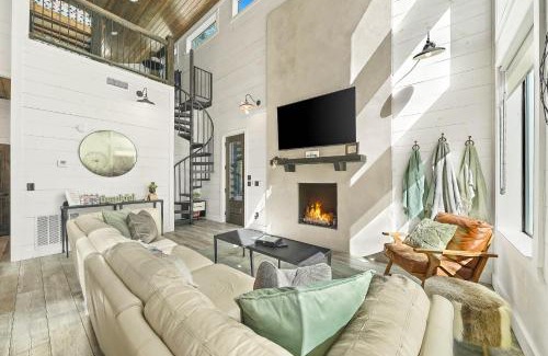 Broken Bow House | New HGTV Cabin: Hot Tub BBQ Firepit Sleeps 10