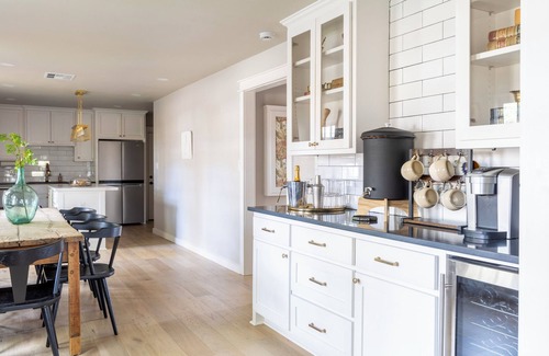 Chappell Hill House | NEW | Historic + Stocked | Near Downtown Food+Shop | Fire Pit | Sleeps 8