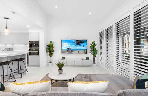 Hunt Club House | New Home on PGA National Golf Course with Private Hot Tub by Guaranteed Rental™
