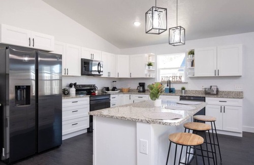 High Springs House | New Home- Sleeps 8 -Near Gainesville & Springs
